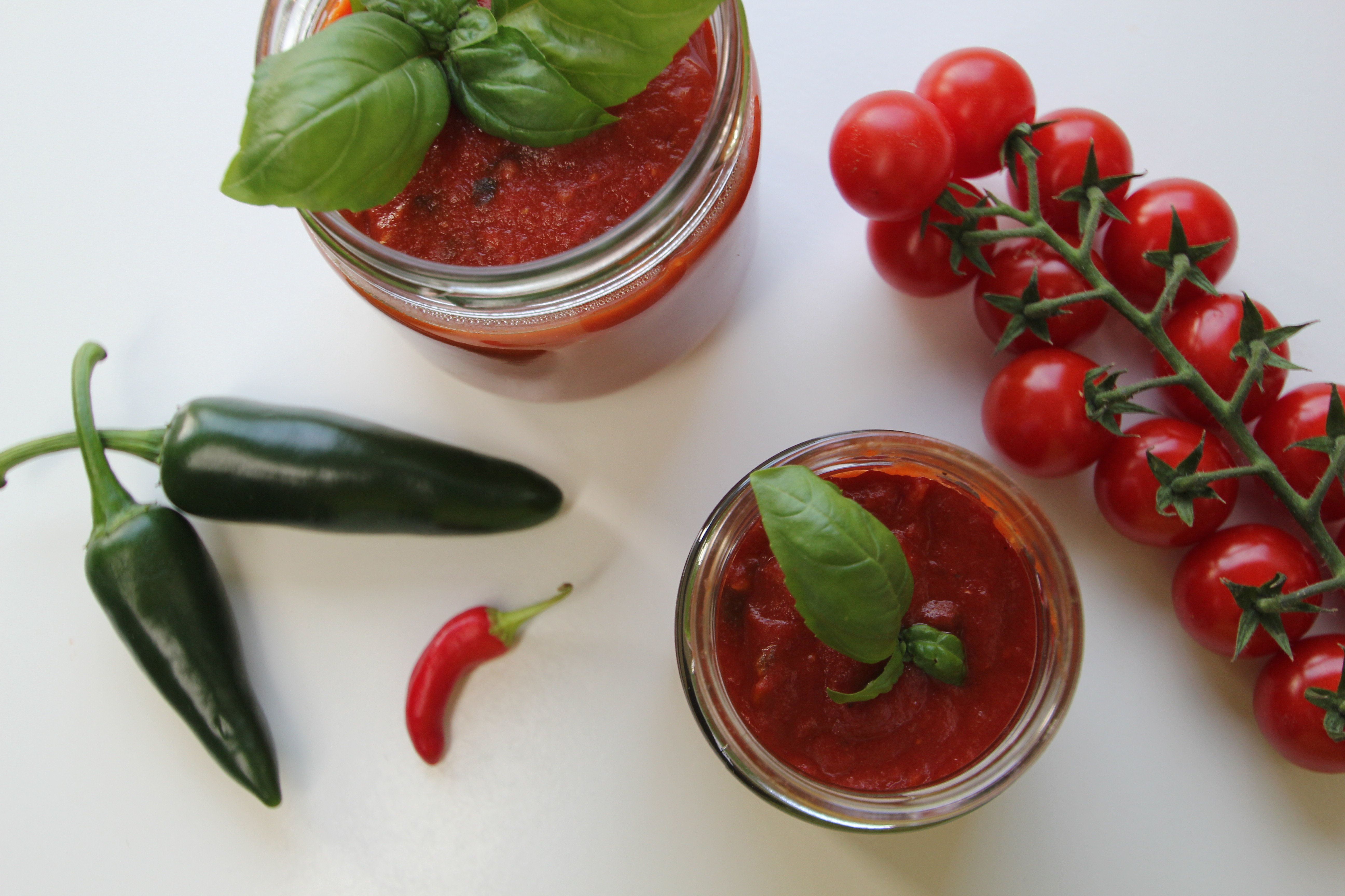 Tomaten-Chili-Sauce mit Basilikum