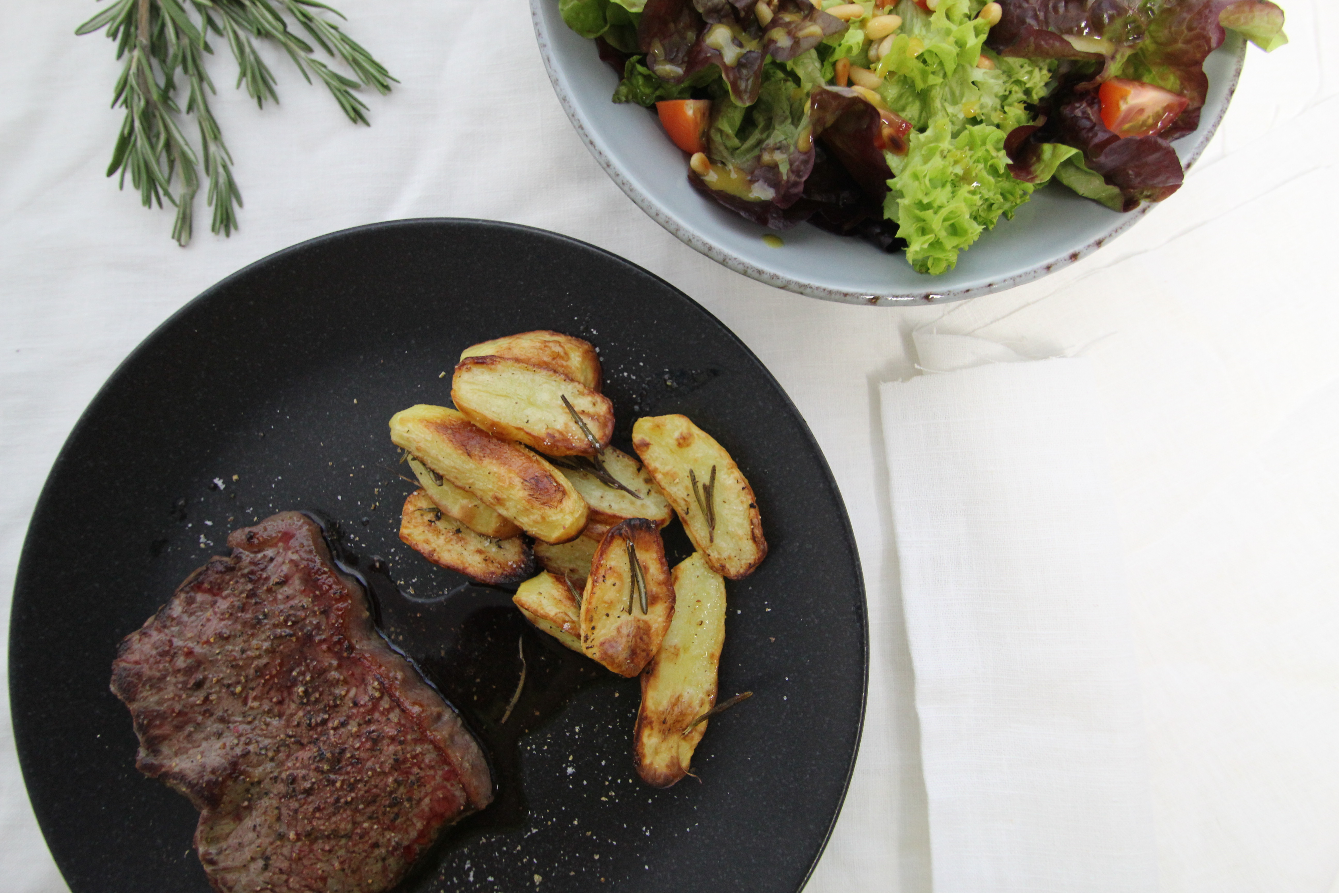 Steak mit Rosmarinkartoffeln & Salat