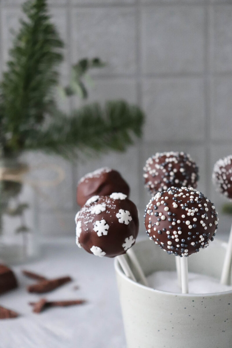 Winterliche Cake Pops - Minikuchen am Stiel - Stylingkitchen Winterliche Cake Pops - Minikuchen am Stiel - Stylingkitchen