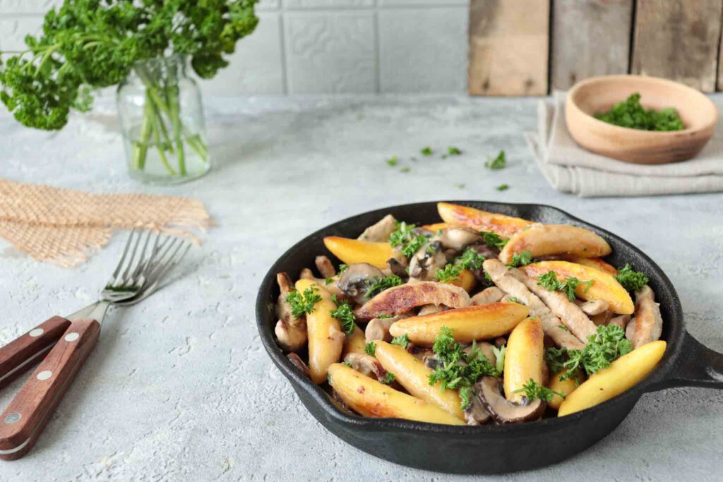 Geschnetzeltes mit Champignons und Schupfnudeln - Stylingkitchen