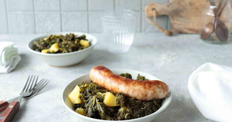 Klassischer Grünkohl mit Bratwurst – zubereiten und kochen