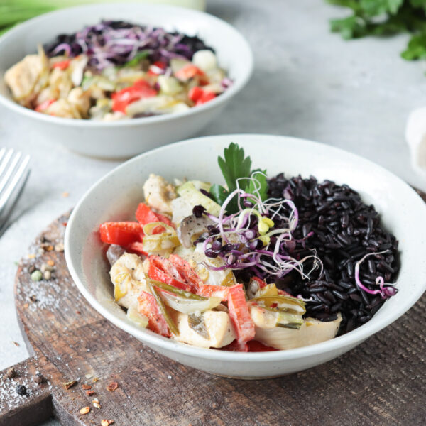 Gemüsepfanne mit Hähnchen und schwarzem Reis - Stylingkitchen