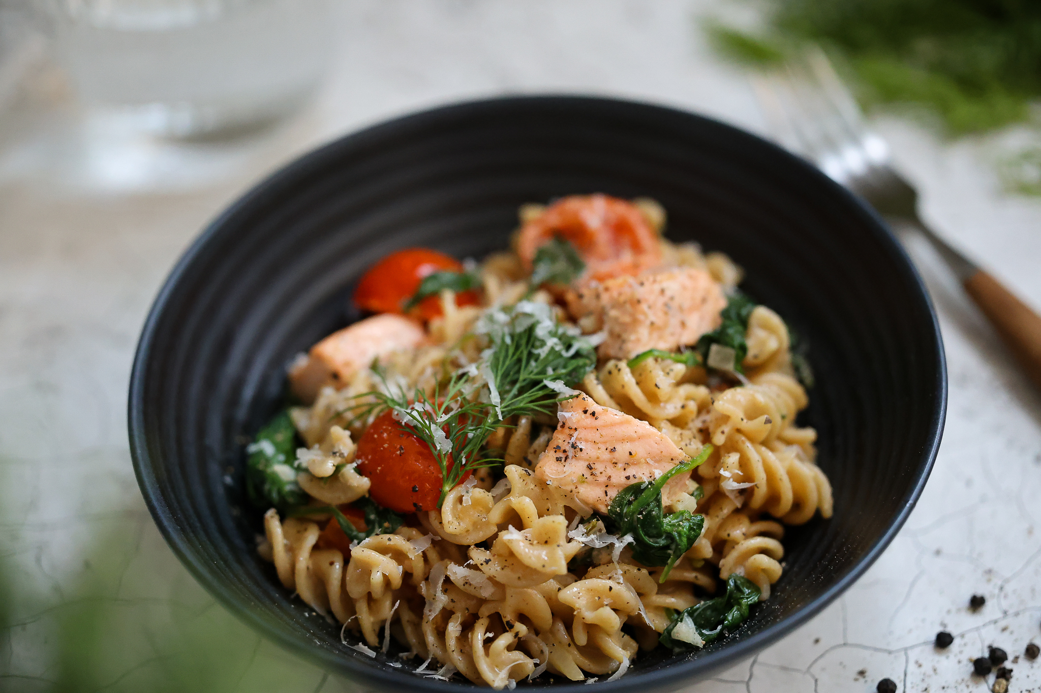 Cremige Pasta mit Lachs, Spinat und Tomaten - Stylingkitchen